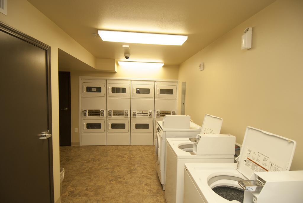 Woodspring Suites Williston Buitenkant foto